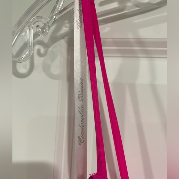 Only wore once!!! Fits like a 4 or 6 - Picture 2 of 5